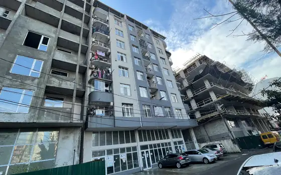 Новый 11 этажный жилой дом в тихом районе Батуми.