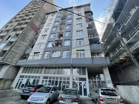 Новый 11 этажный жилой дом в тихом районе Батуми.