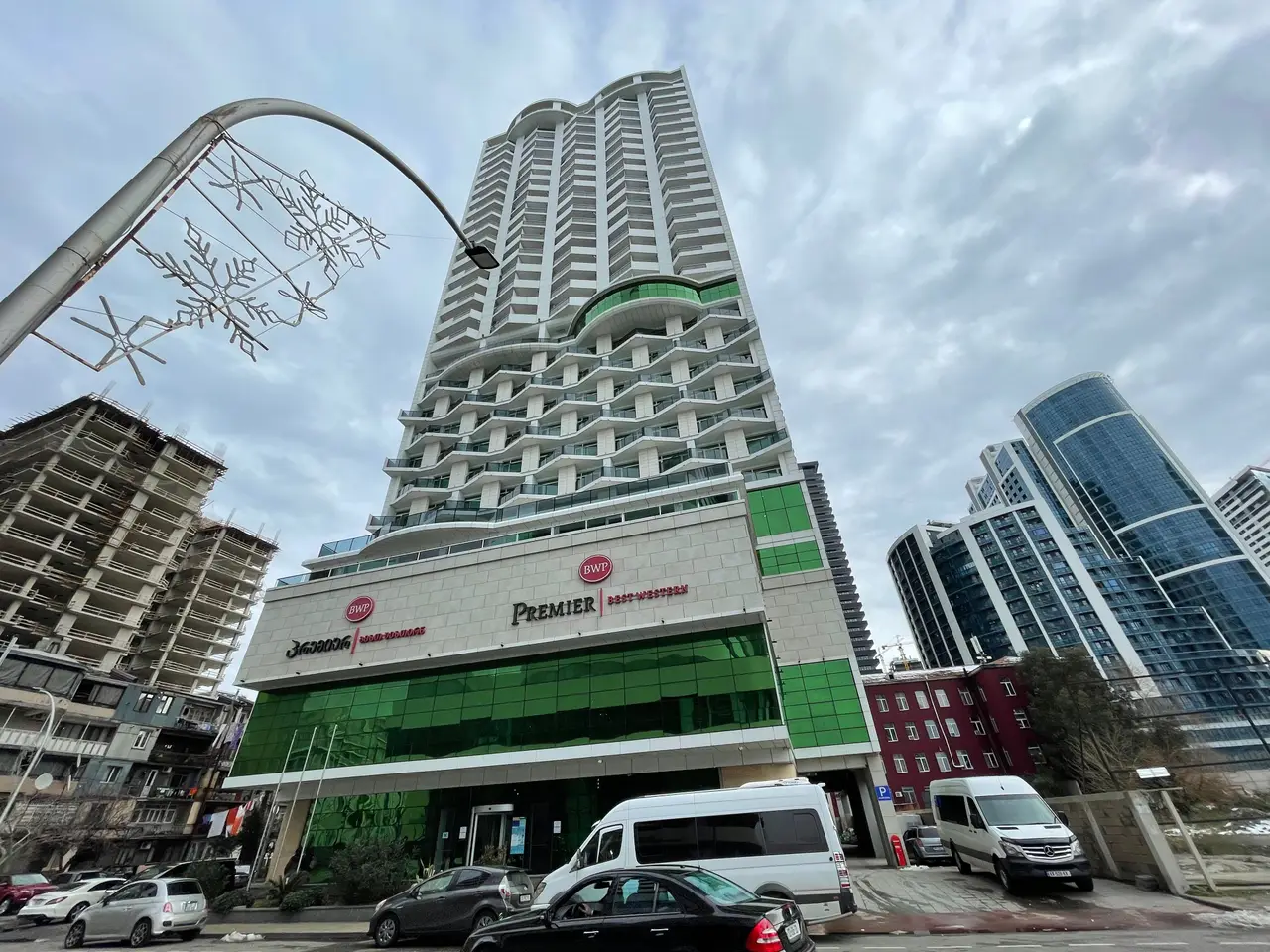 Новый жилой дом гостиничного типа ,,Mega Palace in Batumi" у дома Юстиции. Апартаменты с видом на танцующие фонтаны и на