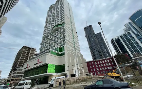 Новый жилой дом гостиничного типа ,,Mega Palace in Batumi" у дома Юстиции. Апартаменты с видом на танцующие фонтаны и на