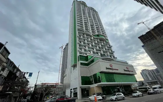 Новый жилой дом гостиничного типа ,,Mega Palace in Batumi" у дома Юстиции. Апартаменты с видом на танцующие фонтаны и на