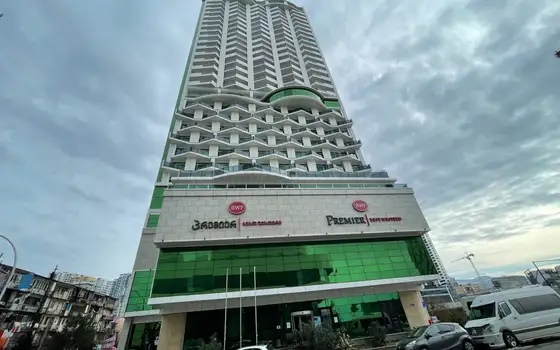 Новый жилой дом гостиничного типа ,,Mega Palace in Batumi" у дома Юстиции. Апартаменты с видом на танцующие фонтаны и на