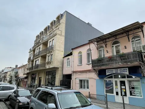 Новый 5 этажный жилой дом в старом Батуми у Пьяцца. Квартиры в центре города с видом на горы.