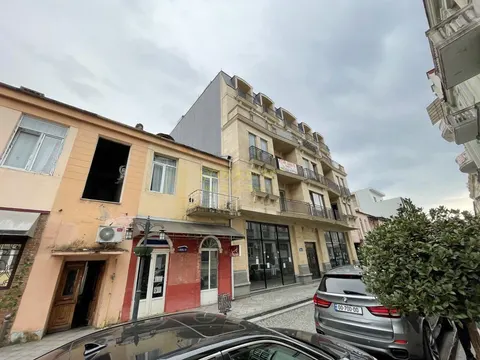 Новый 5 этажный жилой дом в старом Батуми у Пьяцца. Квартиры в центре города с видом на горы.