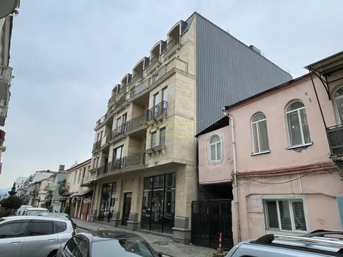 Новый 5 этажный жилой дом в старом Батуми у Пьяцца. Квартиры в центре города с видом на горы.