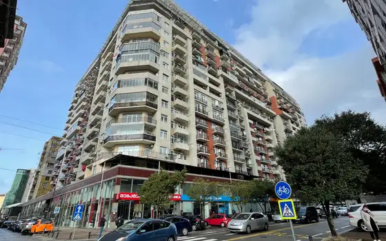 Новый жилой дом в центре города. Квартиры в городе Батуми с видом на горы и на город.