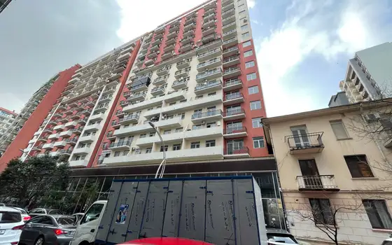 Новый жилой дом в центре города. Квартиры в городе Батуми с видом на горы и на город.