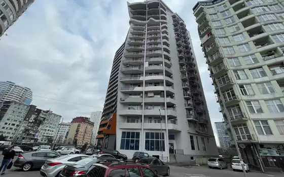 Новый жилой дом у моря на улице Инасаридзе в Городе Батуми. Квартиры с видом на море и на горы.