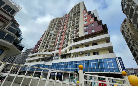 Новый 15 этажный жилой дом у моря. Квартиры с видом на горы и на город.