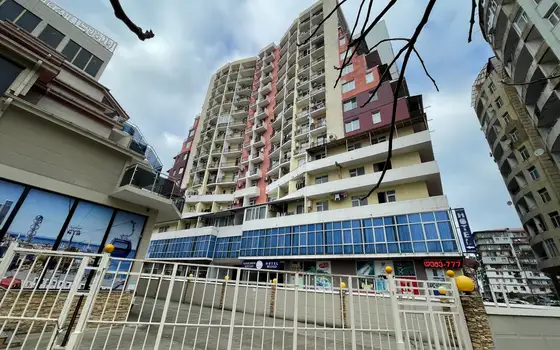 Новый 15 этажный жилой дом у моря. Квартиры с видом на горы и на город.