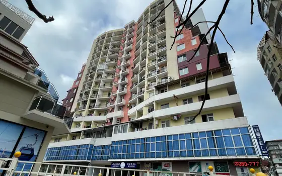 Новый 15 этажный жилой дом у моря. Квартиры с видом на горы и на город.