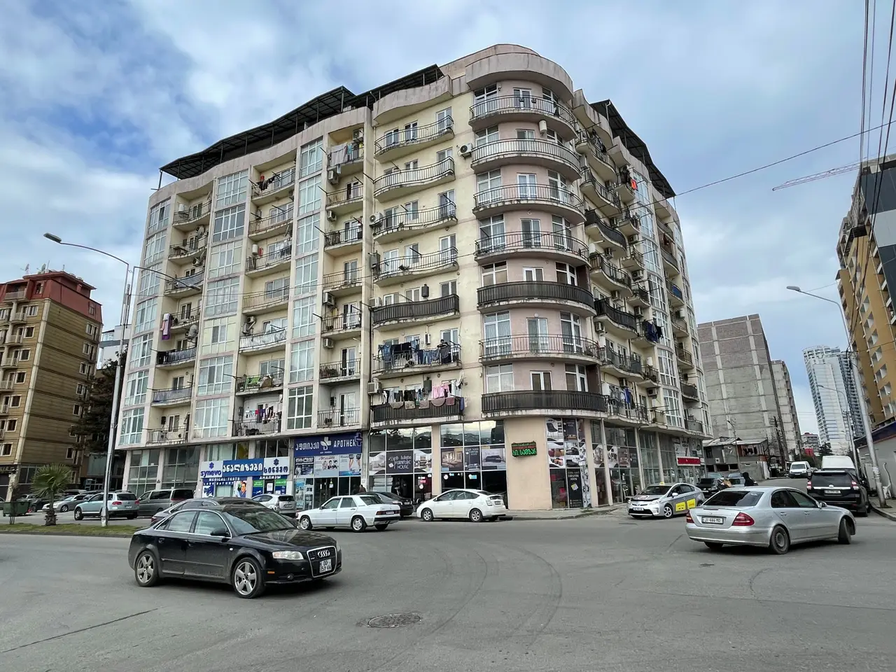 Новый жилой дом на улице Багратиони. квартиры с видом на горы и на море.