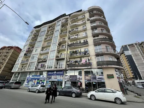 Новый жилой дом на улице Багратиони. квартиры с видом на горы и на море.