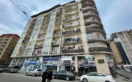 Новый жилой дом на улице Багратиони. квартиры с видом на горы и на море.