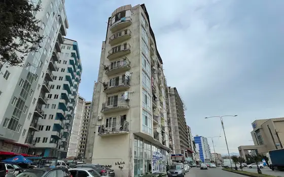 Новый жилой дом на улице Багратиони. квартиры с видом на горы и на море.