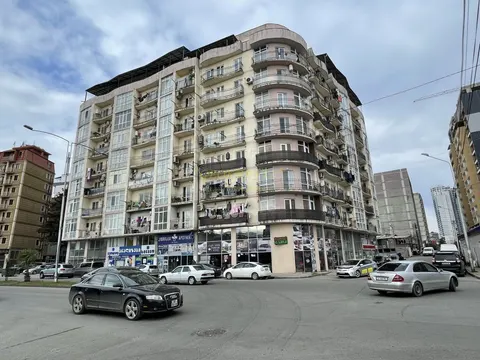 Новый жилой дом на улице Багратиони. квартиры с видом на горы и на море.