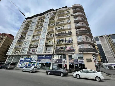 Новый жилой дом на улице Багратиони. квартиры с видом на горы и на море.