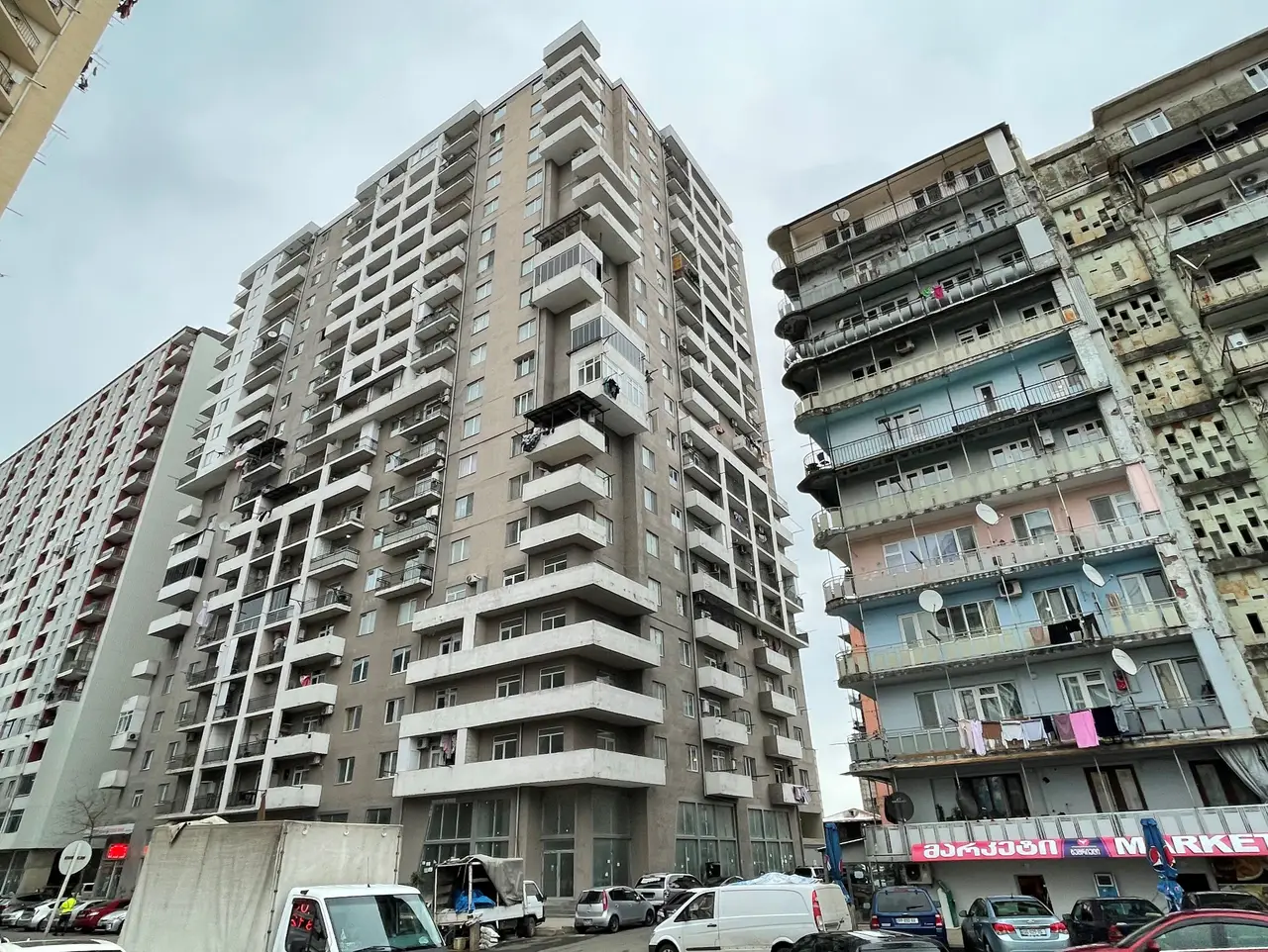 Новый 20 этажный жилой дом на улице Агмашанебели у моря в Батуми. Квартиры с видом на море и на горы.