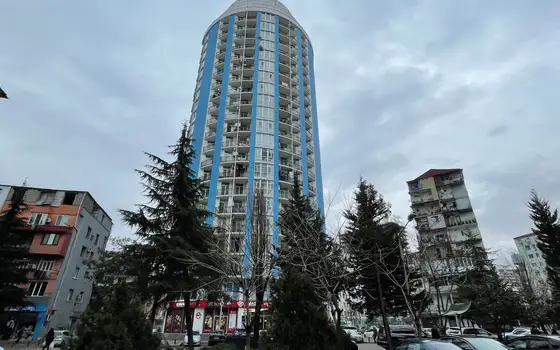 Новый 23 этажный жилой дом на улице Инасаридзе у моря в Батуми. Квартиры с видом на море и на горы.