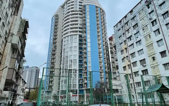 Новый 23 этажный жилой дом на улице Инасаридзе у моря в Батуми. Квартиры с видом на море и на горы.