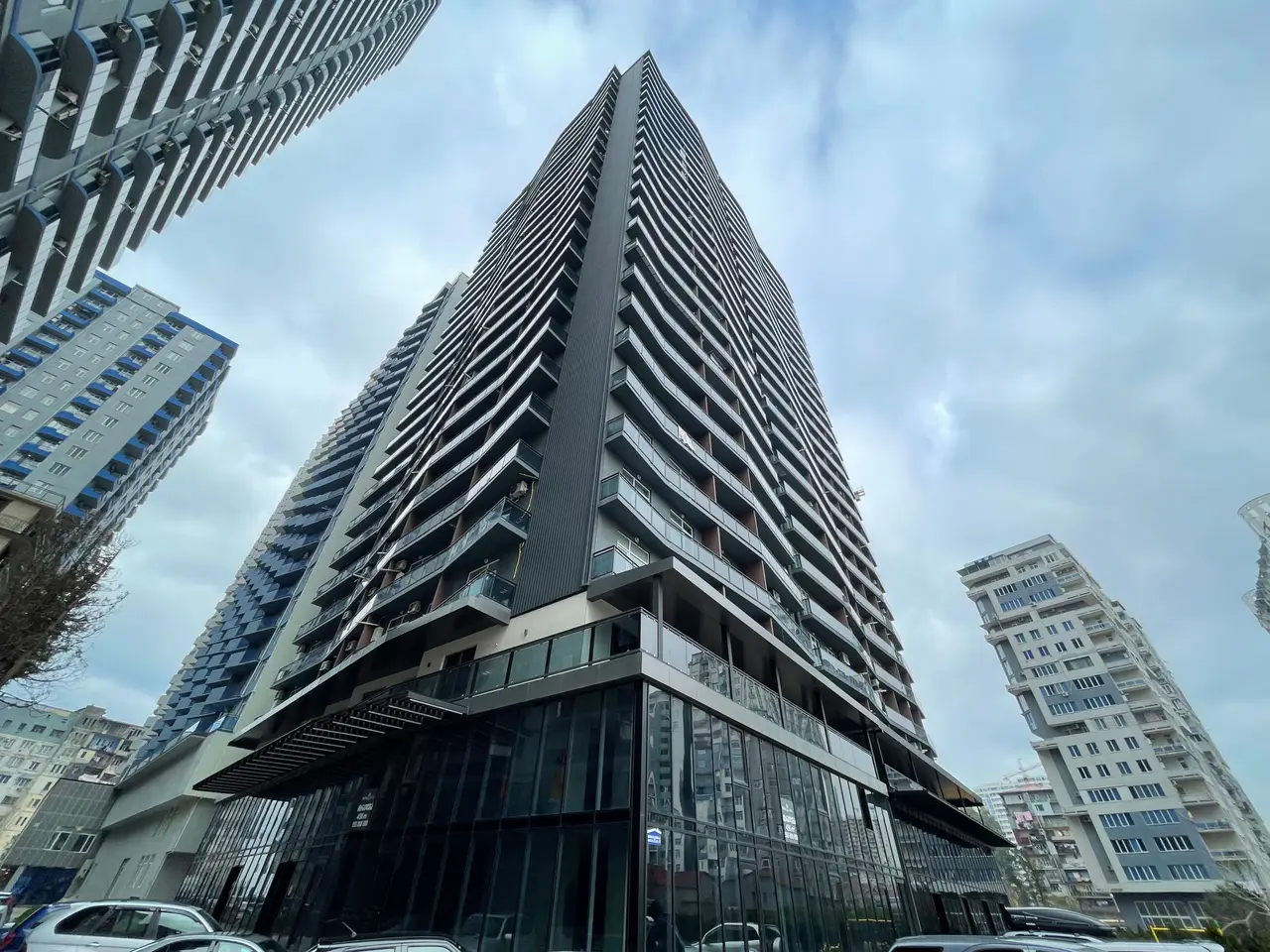 Новый жилой комплекс ,,NBG Tower" у моря в центре Батуми.
