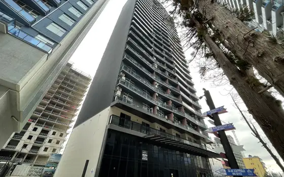 Новый жилой комплекс ,,NBG Tower" у моря в центре Батуми.