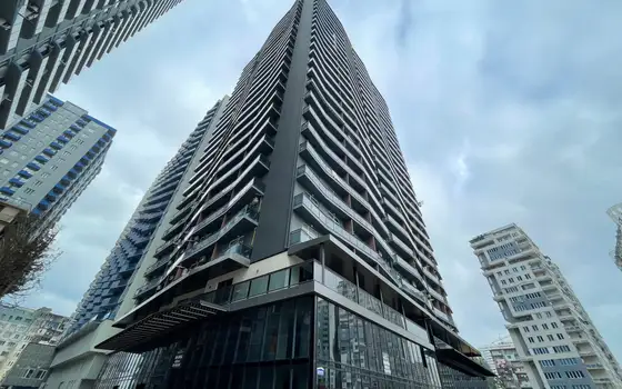Новый жилой комплекс ,,NBG Tower" у моря в центре Батуми.