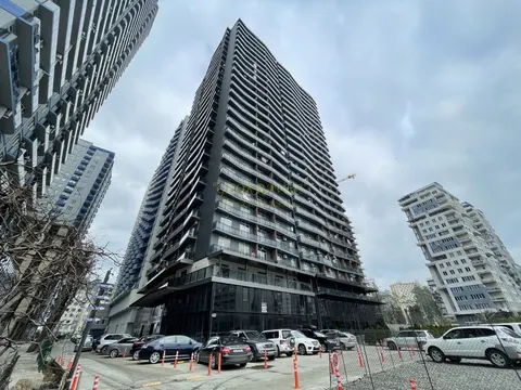 Новый жилой комплекс ,,NBG Tower" у моря в центре Батуми.