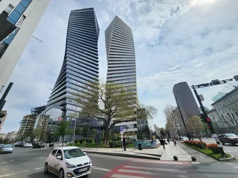Новый 41 этажный жилой дом гостиничного типа в центре города Тбилиси. Апартаменты с видом на город и на горы. Тбилиси. Г