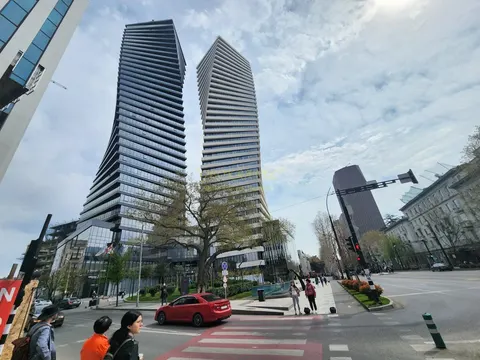 Новый 41 этажный жилой дом гостиничного типа в центре города Тбилиси. Апартаменты с видом на город и на горы. Тбилиси. Г