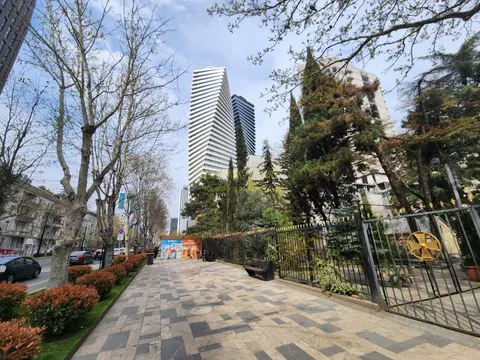 Новый 41 этажный жилой дом гостиничного типа в центре города Тбилиси. Апартаменты с видом на город и на горы. Тбилиси. Г