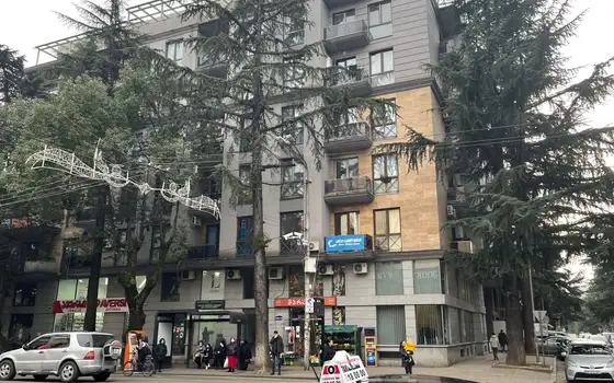 Новый 7 этажный жилой дом в центре города на улице Бараташвили у Площадь Европы.