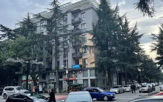Новый 7 этажный жилой дом в центре города на улице Бараташвили у Площадь Европы.
