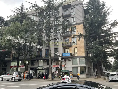 Новый 7 этажный жилой дом в центре города на улице Бараташвили у Площадь Европы.