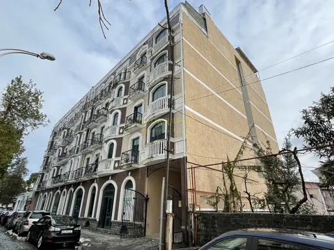 Новый 5 этажный жилой дом на улице Ахвледиани у Этнографического музея. Квартиры в центре города.