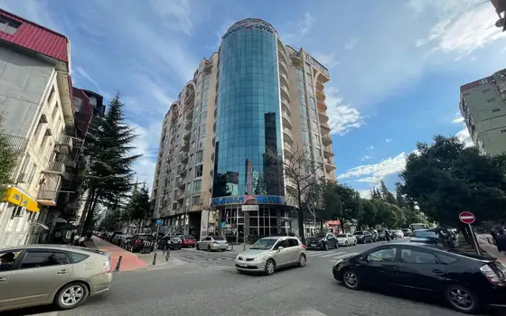 Новый жилой дом у моря на улице Горгасали угол Грибоедова. Квартиры с видом на море и на горы.