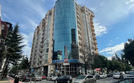 Новый жилой дом у моря на улице Горгасали угол Грибоедова. Квартиры с видом на море и на горы.