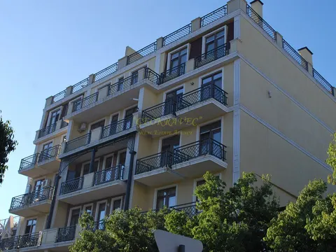 Новый 6 этажный жилой дом в старом Батуми на улице Тавдадебули. Квартиры в центре города .