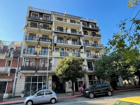 Новый 6 этажный жилой дом в старом Батуми на улице Тавдадебули. Квартиры в центре города .