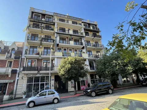 Новый 6 этажный жилой дом в старом Батуми на улице Тавдадебули. Квартиры в центре города .