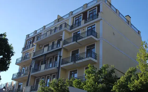 Новый 6 этажный жилой дом в старом Батуми на улице Тавдадебули. Квартиры в центре города .