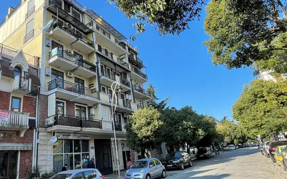 Новый 6 этажный жилой дом в старом Батуми на улице Тавдадебули. Квартиры в центре города .