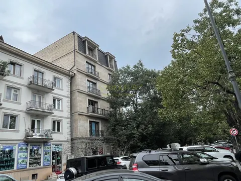 Новый жилой дом в центре старого Батуми у моря. Квартиры с видом на город и на горы.
