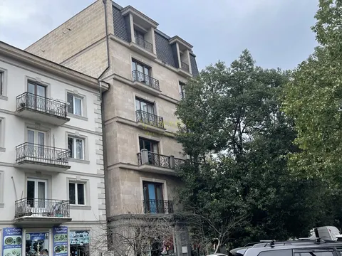 Новый жилой дом в центре старого Батуми у моря. Квартиры с видом на город и на горы.