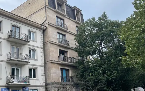 Новый жилой дом в центре старого Батуми у моря. Квартиры с видом на город и на горы.