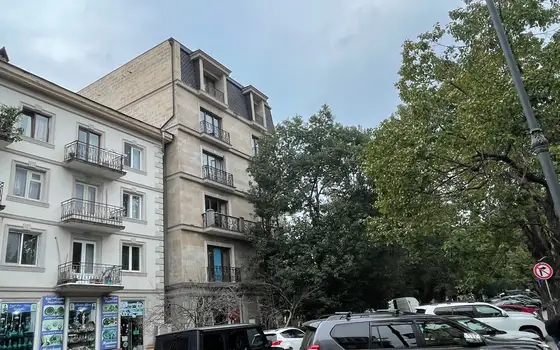 Новый жилой дом в центре старого Батуми у моря. Квартиры с видом на город и на горы.