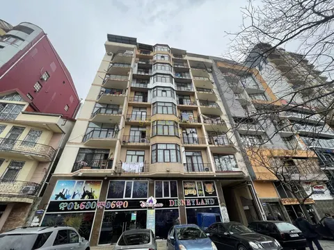 Новый 9 этажный жилой дом на улице Казбеги. Квартиры с видом на город и на горы