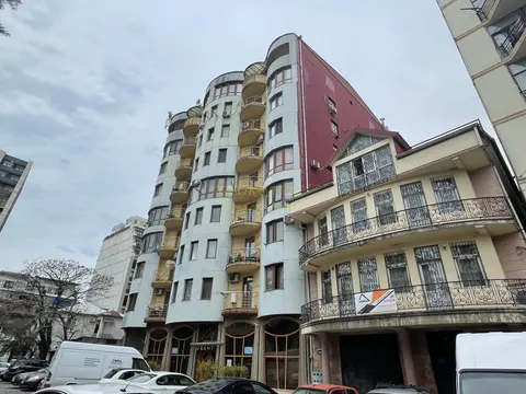 Новый жилой дом на улице Казбеги в городе Батуми. Квартиры с видом на море и на город.