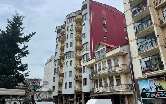 Новый жилой дом на улице Казбеги в городе Батуми. Квартиры с видом на море и на город.
