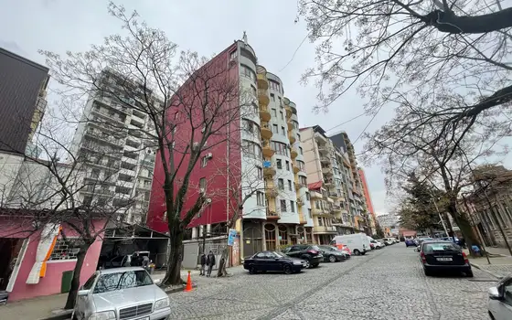 Новый жилой дом на улице Казбеги в городе Батуми. Квартиры с видом на море и на город.